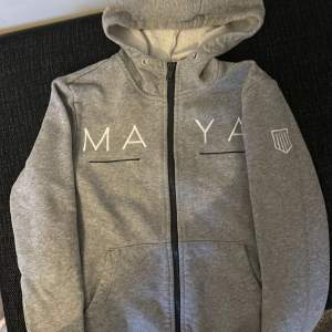 Säljer min hoodie från Maya Delorez då jag inte använder den längre, den är i bra men använt skick. Modellen är Arwen basic hoodie, nypriset är 899kr🫶