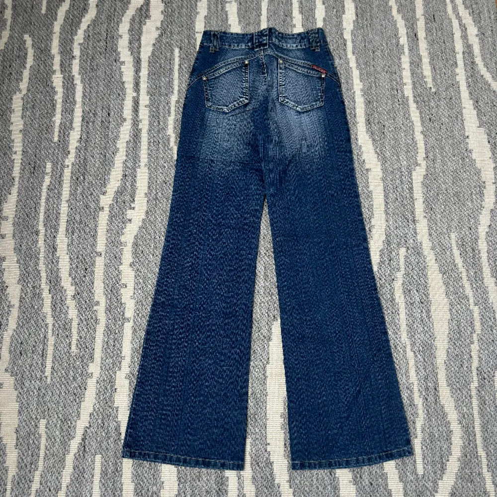 Bootcut jeans som är för små för mig:/ 36cm midja tvärs över och 84cm innerbenet . Jeans & Byxor.