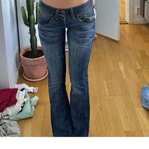 Lånade bilder från den jag köpte av 💗Säljer dessa supersnygga lågmidjade bootcut jeans från Tommy Hilfiger💕Köpta här på Plick! Säljer de för att de inte kommer till användning❤️Storleken är W27 L34💕Skriv för fler frågor☺️