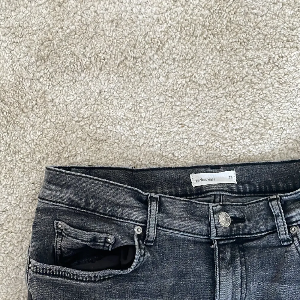 Superfina gråa lågmidjade jeans från Gina!💕Dem är i väldigt bra skick och säljer för att de inte kommer till andvänding💕köpare står för frakt!. Jeans & Byxor.