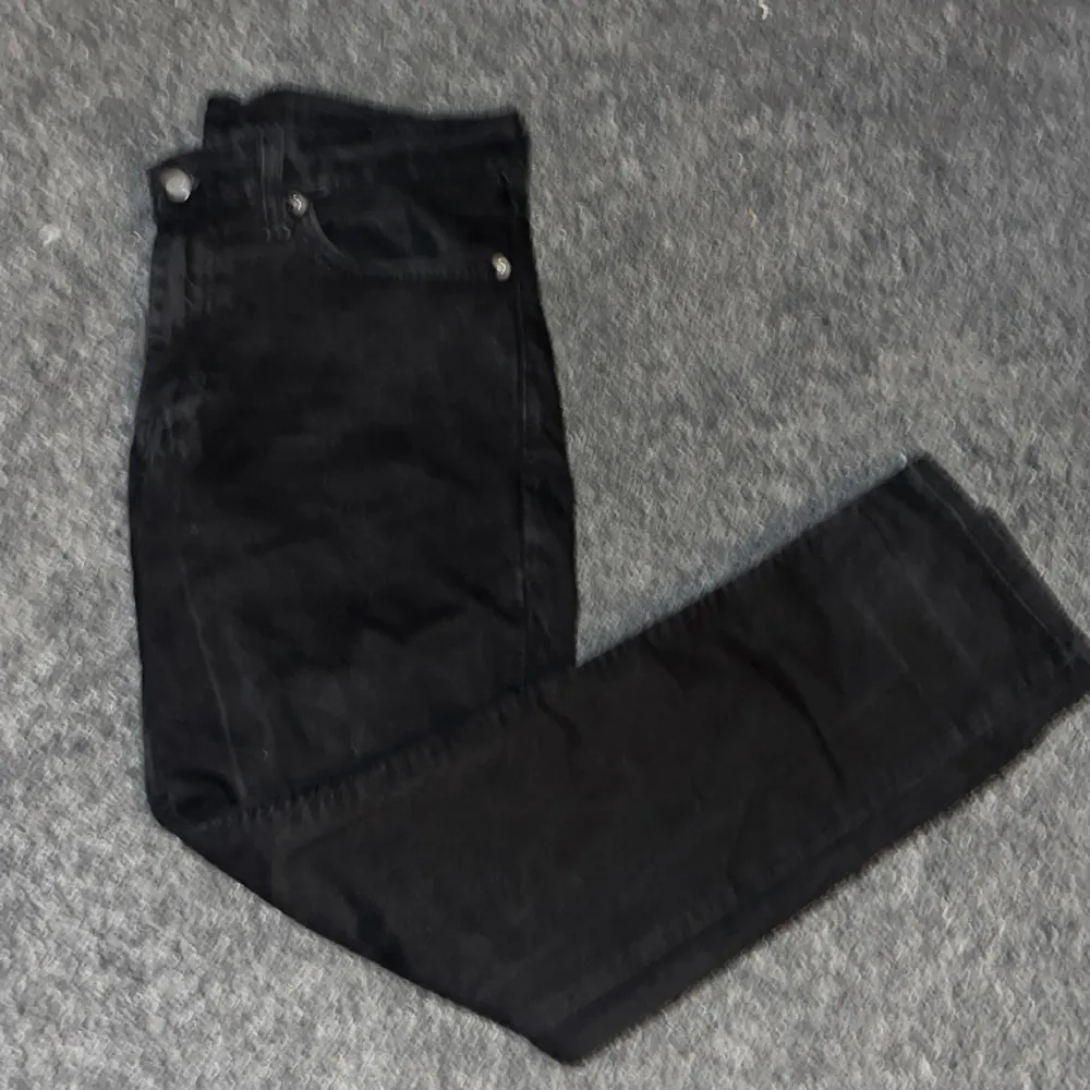 Elegant och stilren, dessa svarta slim fit-jeans get en sofistikerad touch till din garderob. Mångsidiga nog för både vardag och fest.  Skick 9/10 För endast 499 är dessa jeans dina!. Jeans & Byxor.