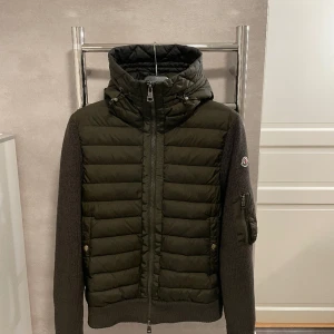 Moncler Cardigan  - Säljer denna feta moncler cardigan (khaki) i storlek S. Den är i riktigt bra skick! 