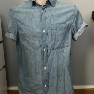 Kortärmad jeansskjorta - Bra skick! Sparsamt använd.