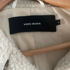 Vero Moda Teddy jacka midi  - Medellång mysig Teddy jacka från vero moda i storlek S. Modellen är obersize och passar även en M eller mindre L. Lätt fodrad och i 100 % polyester 