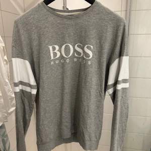 Nästan helt ny Hugo boss Sweatshirt  Cond 9/10 Storlek M Pris 400kr