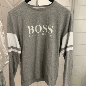 Hugo boss sweatshirt  - Nästan helt ny Hugo boss Sweatshirt  Cond 9/10 Storlek M Pris 400kr