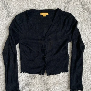 Svart kofta från gina😻 - Svart cardigan i fint skick🥰 ganska tunn och mjukt material. Storlek 146/152💗