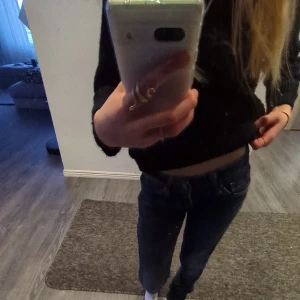 Murk blåa jeans mycket lågmidjade🥂 - Fina murk blåa jeans utan flared🥰e inte min stil längre o har aldrig på mig de🍸😚köp nu för ett bra pris för 160kr🛍️👛🎀