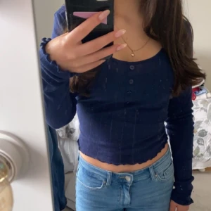 Blå Gina tröja - En marin blå topp ifrån Gina Tricot. Slut såld! Ändats använd 1 gång är som ny! 