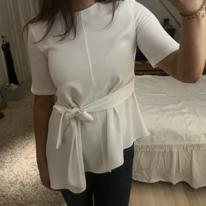 Zara vit Blus  - Ny utan prislapp, aldrig använd! Storlek S men passar även M. 