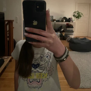 Kenzo tröja - Vit-grå skit snygg KENZO tröja i storlek 146/164 XS/S. Äkta såklart. Jätte bra skick och har använt sparsamt💗Skriv privat för fler frågor. Kan komma överens om pris 