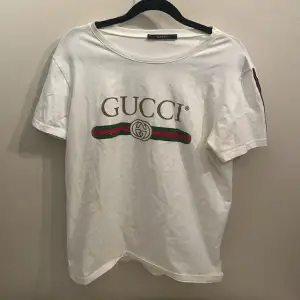 Säljer denna riktigt snygga Gucci T-Shirt 1:1 Kopia  Skick:10/10 Aldrig använd