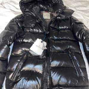 Moncler maya i nyskick. Aldrig använd. Storlek 2 - S/M  Kvitto saknas, därav priset. Säljes pga fel storlek.   Skicka för mer info eller bilder