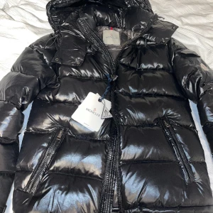 Moncler Maya - Moncler maya i nyskick. Aldrig använd. Storlek 2 - S/M  Kvitto saknas, därav priset. Säljes pga fel storlek.   Skicka för mer info eller bilder