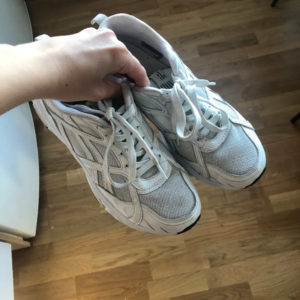 Vita sneakers med silvriga detaljer från Lager 157. Använda några få gånger men fortfarande i fint skick. . Skor.