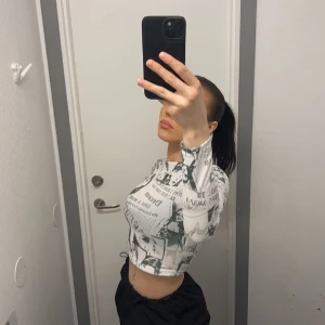 Vit & grön tröja - Använt en gång, ganska liten i storleken💌