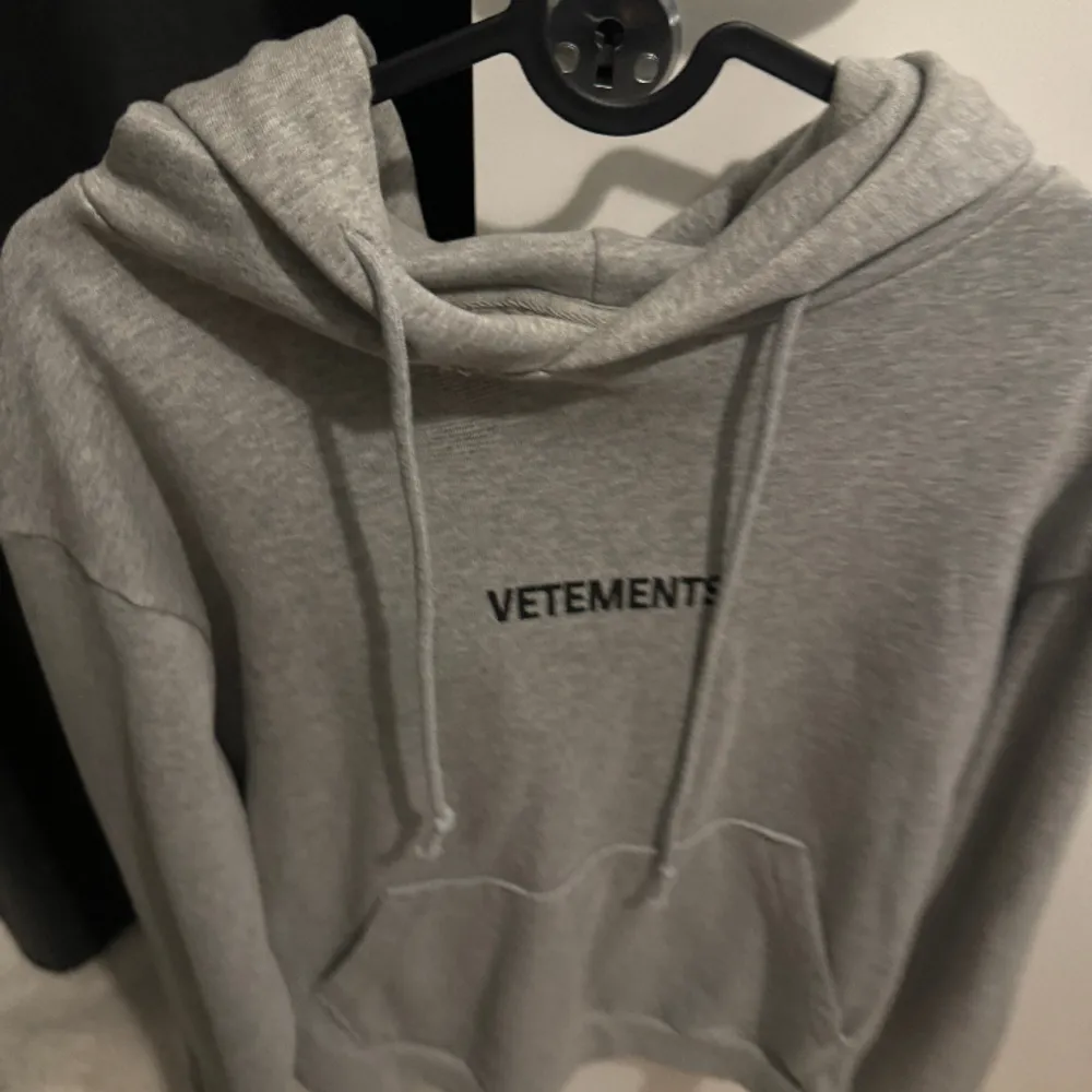 Vetements hoodie i bra skick, skriv för fler bilder❤️pris kan diskuteras vid snabbköp👍. Hoodies.