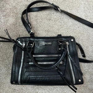 Väska från river island - Väska i nyskick då den är använd 1 gång från river island🥰