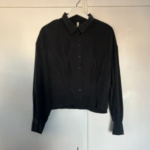 Mörkgrå skjorta - En mörkgrå kort skjorta från Zara.