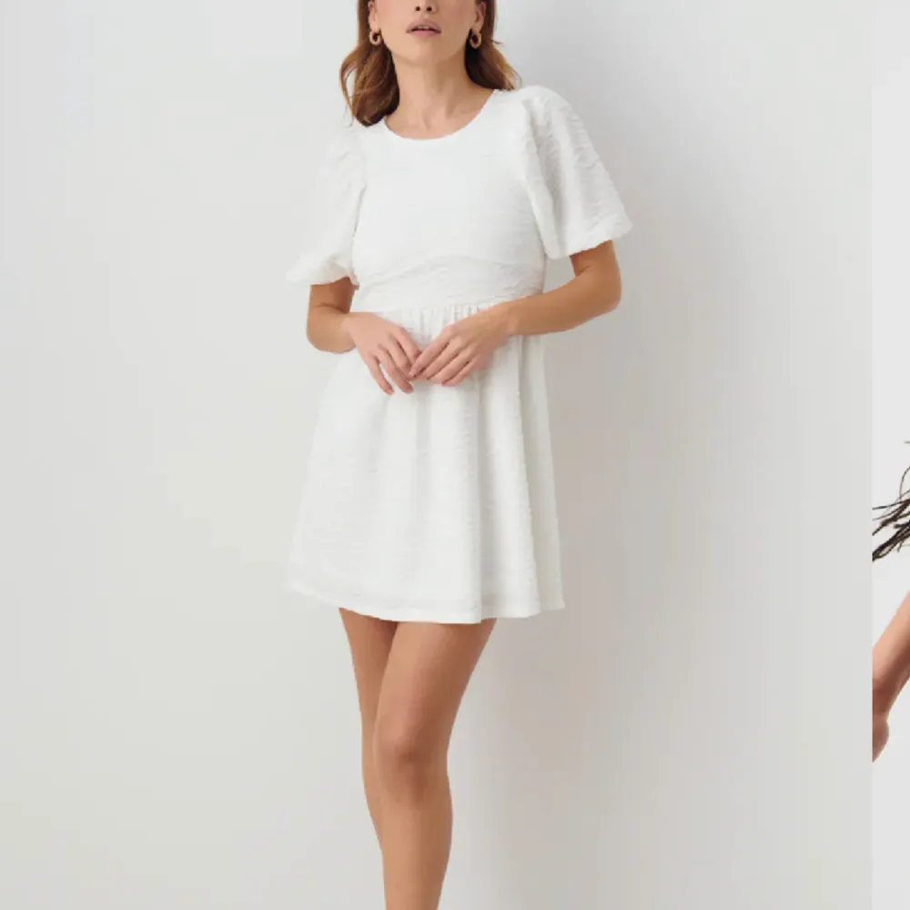 En fin vit oanvänd klänning  som passar perfekt till student, skolavslutning eller dylikt. Endast testad! . Klänningar.