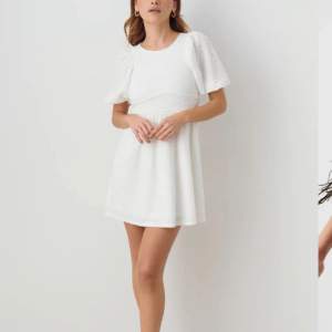 En fin vit oanvänd klänning  som passar perfekt till student, skolavslutning eller dylikt. Endast testad! 
