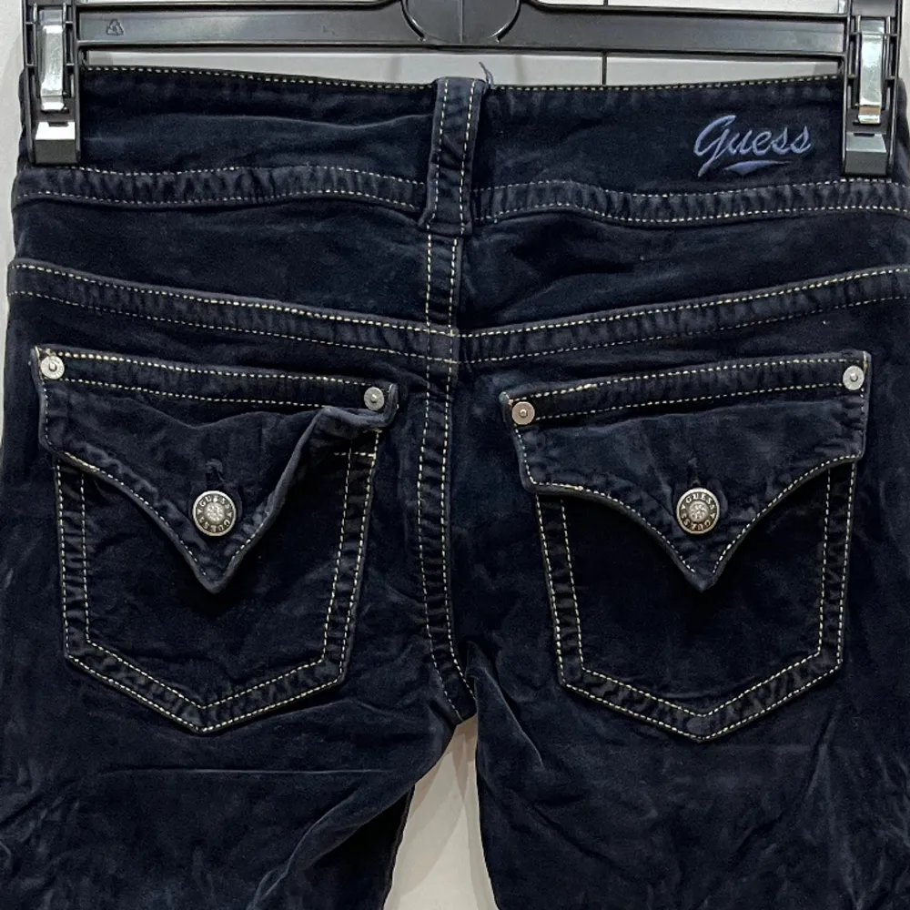 skitsnygga guess byxor bootcut/straight skick: väldigt bra! köpta för 600kr. Jeans & Byxor.