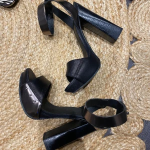 Diesel skor klackar platå  - Såååå snygga skor från diesel  Sparsamt använda  Lite metallic färg  Köptes för ca 1700kr 