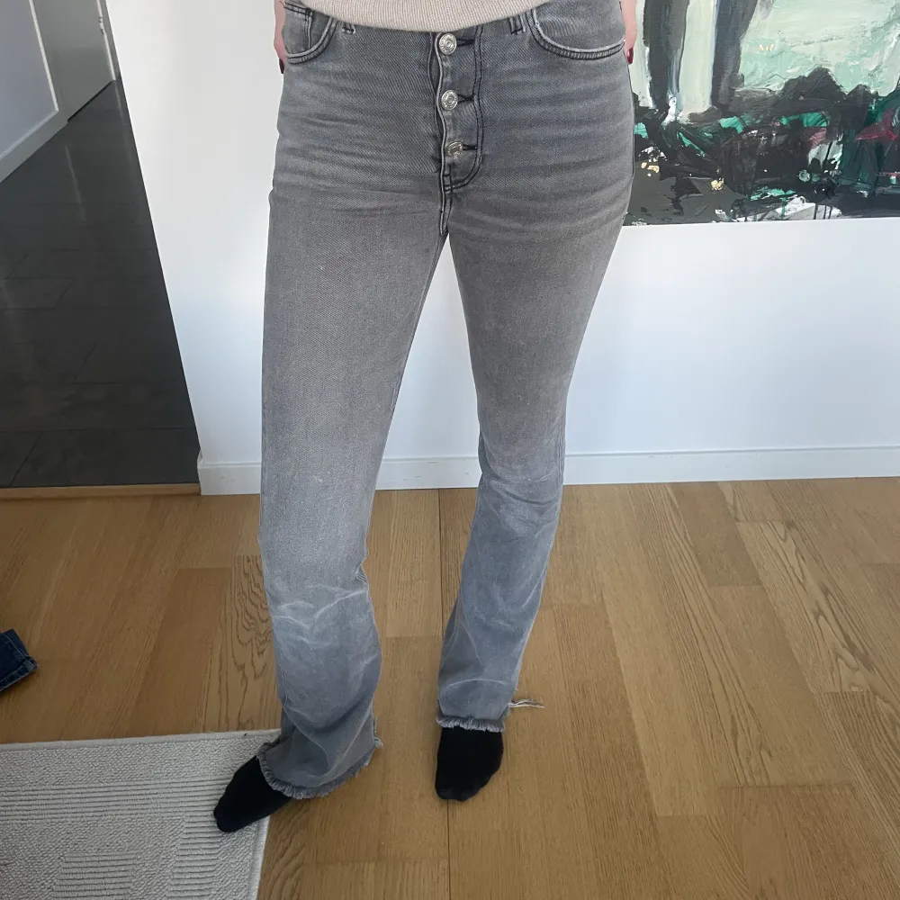 Så snygga jeans från mango! Som man ser på sista bilden har de gått sönder men det är fixat. Inget man tänker på irl. Modellen är 173 cm. Jeans & Byxor.