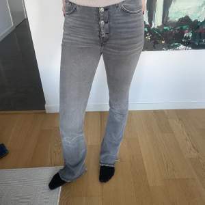 Så snygga jeans från mango! Som man ser på sista bilden har de gått sönder men det är fixat. Inget man tänker på irl. Modellen är 173 cm