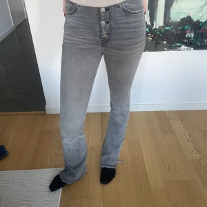 Gråa bootcut jeans - Så snygga jeans från mango! Som man ser på sista bilden har de gått sönder men det är fixat. Inget man tänker på irl. Modellen är 173 cm