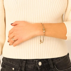 Pandora Armband i 14 karat guld, 21 cm - Pandora Armband i 14 karat guld, 21 cm Pris: 13999  kr Modell: Ormkedja Vikt: 21,56 gram Längd: 21 cm Bredd: 2,9 mm Skick: Som visas på bilderna, bra skick med normalt användningsslitage