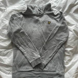 Lyle and scott hoddie  - Grå Lyle and scott hoddie i fint skick, grå. Storlek 12-13 år
