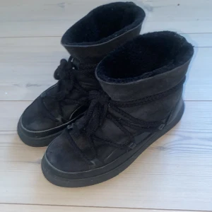 Inuikii skor -  Ett par äkta svarta Inuikii skor i storlek 37. De är ganska välanvända och har skrapats lite på nått ställe och har ett pyttelitet hål längst fram på ena skon, där av priset! Låda ingår inte, endast skor då det var ett tag sen jag köpte dom!😊