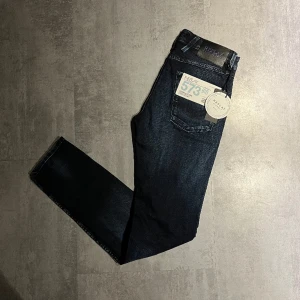 Helt nya Replay jeans - Tja, nu säljer jag mina feta Replay anbass jeans. Dessa är helt nya. Alla tags är kvar. Storleken på dessa är W28 L32. Om du har någon fråga får du gärna ställa den. Mvh/ Hugo😁