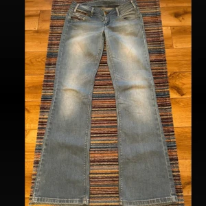 Lågmidjade jeans - Snygga lågmidjade bootcutjeans i ljus tvätt💞Uppskattar till storlek M! Mycket fint skick. Skriv vid funderingar och kolla in mina andra annonser😇