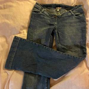LÅGA jeans i bra skick som säljs då de tyvärr inte passar 🎀  midjemått: 40cm rakt över  innerbenslängd: 74cm total längd: 94cm