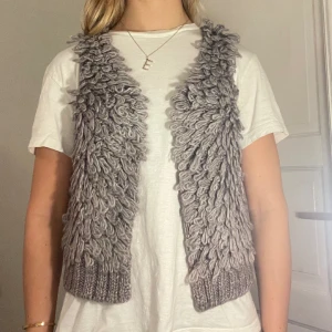 Grå väst - Stickad grå väst, sitter såhär på mig som oftast har s. 100kr💕