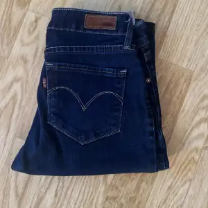 Säljer dessa jättefina Levi’s jeans pga att dem inte passar mig längre. De är i mycket bra skick o det är inga defekter på dem. De är använda ett fåtal gånger men annars som helt nya!