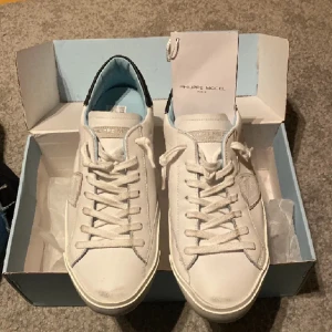 Philippe model - Philippe model nästan helt nya. Använda extremt få gånger skick 9.5/10 inga defekter. Har box och tag. Skriv för fler bilder eller funderingar.