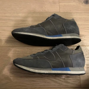 100% Original Philipe model skor. - Säljer dessa då jag är sugen på något nytt. Dessa är knappt använda men jag har haft de ett tag. Nypris ligger på ungefär 4000kr.