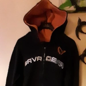 Vintage hoodie - I skick nästan som ny. Bara att flärpen på blixtlåset har lossnat men det är inget problem, säkerhetsnål, gem, snöre whatever.. Storlek L