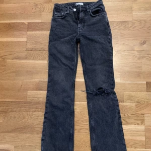 Svarta jeans med slitage - Säljer ett par svarta/grå jeans från Gina tricot. Knappt använda. 