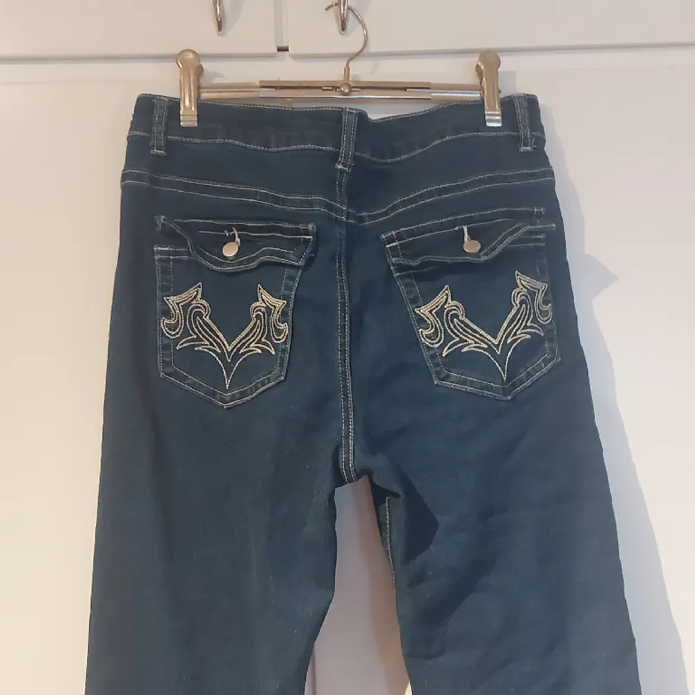 Blåa shein jeans i storlek 29. Använd ett flertal gånger.. Jeans & Byxor.