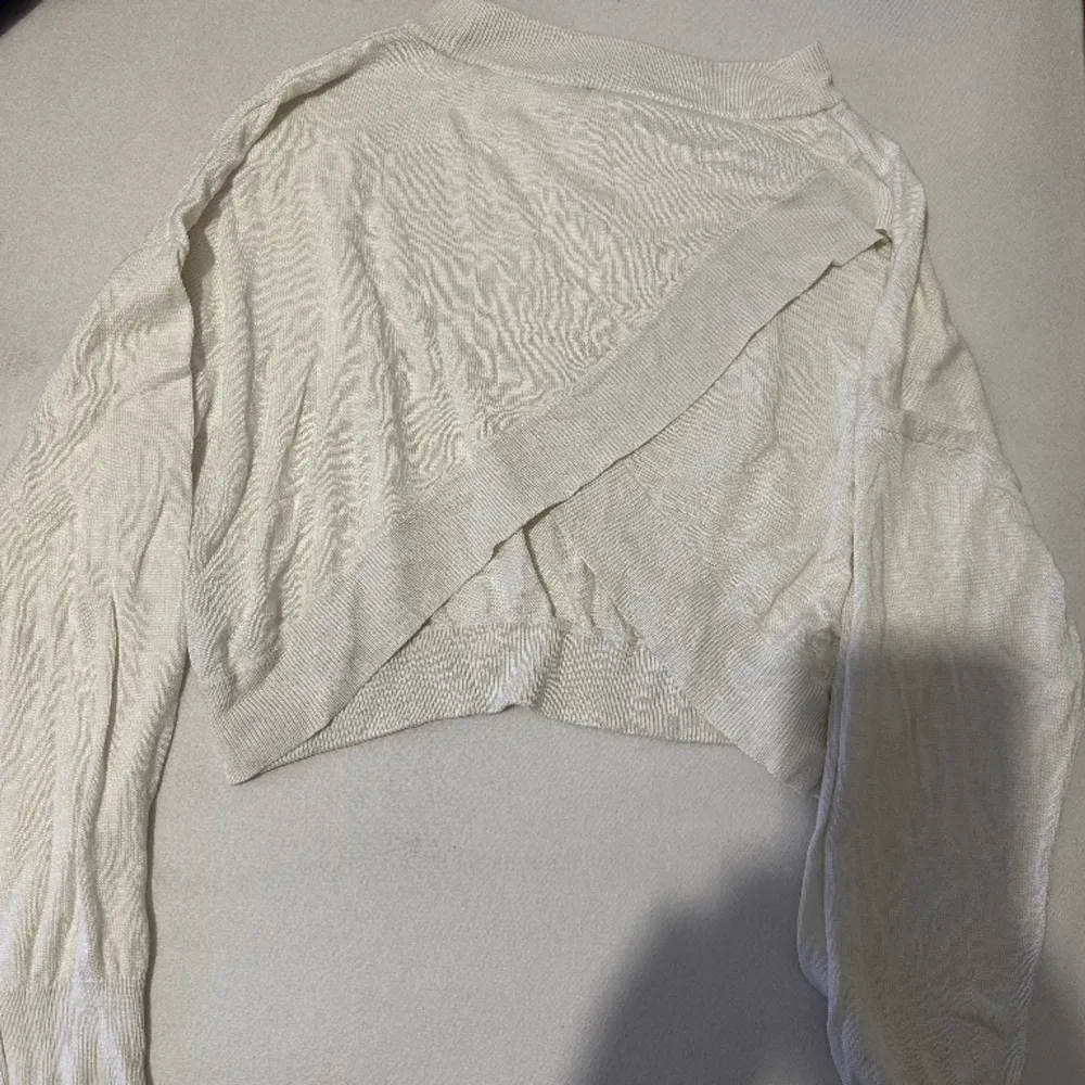 En jätte fin vit långärmad tröja med öppen rygg och sitter bra även om det är strl L  . Blusar.