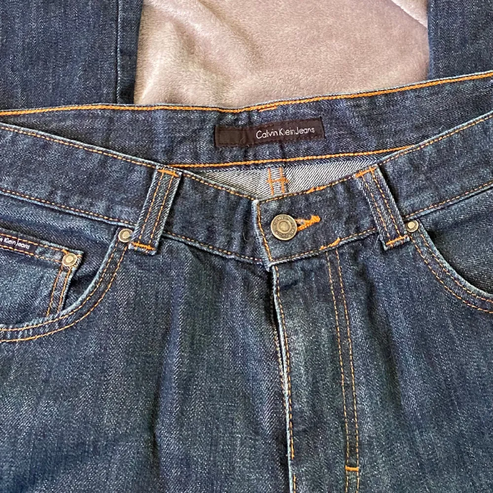 Ett par mörkblå calvin klein jeans som säljes då de är för stora för mig. Beroende på vilken fit man vill ha på sina jeans så skulle jag vilja säga att de passar alla från S-L.❣️ ✨UNISEX (jag har strl S och är 168 lång, ANINGEN för stora) . Jeans & Byxor.