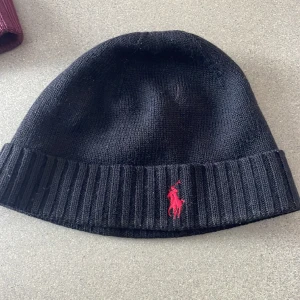 Ralph lauren mössa - Snygg och enkel mössa, bra passform och stilren