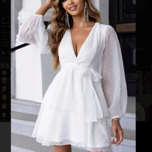 Vit klänning  - Bara testat, prislapp kvar Köp för 300 säljer för 150+ frakt 