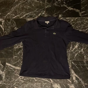 Lacoste piké tröja - Hej! Säljer denna Lacoste piké tröjan. Helt okej skick därför det billliga priset. 
