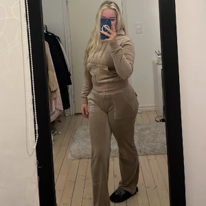 Juicy Couture  - Säljer mina Juicy Couture byxor i färgen Warm Taupe, svåra att få tag på! säljer för att jag tycker att S sitter bättre på mig annars skulle jag behållt de. Sparsamt använda och använt dom inomhus. Inga fläckar/defekter! Nypris 1200 mitt pris 799!🩷