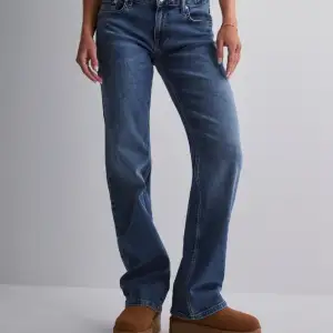 Jag säljer ett par blå låg midjas jeans från Nelly. Sick är 10/10 när det aldrig är använda förutom när jag testade dem. 